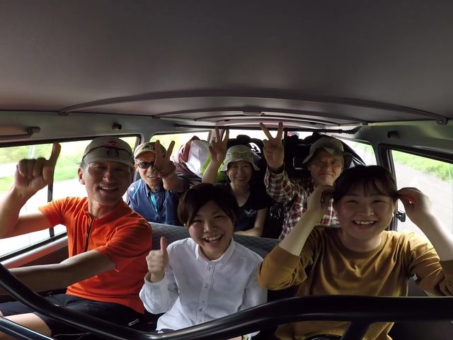 練習が出来たら、車で山頂へ移動します_ニセコパラグライディング