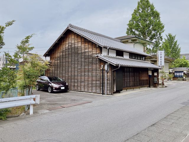 駐車スペースは建物手前にあります_Studio Suzusan