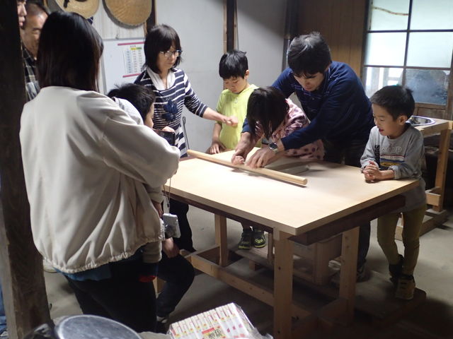 家族で蕎麦打ち体験。後で試食もできるよ!_たんばJUNちゃん農園