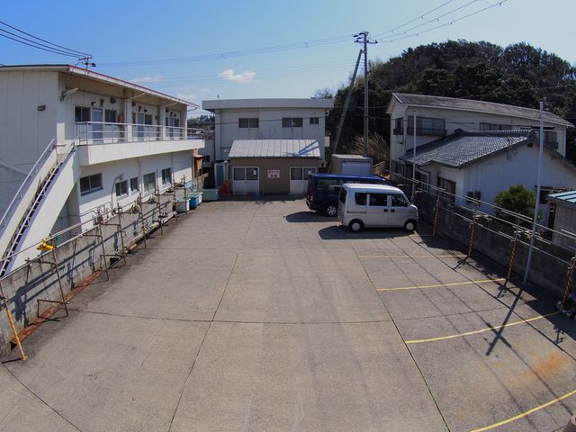 駐車場は、コンクリートで器材に砂など付きにくいです_シーマンズビーチ