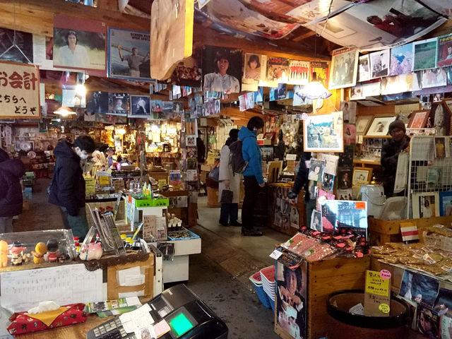 店内にもレコードやポスターがぎっしり_福地温泉朝市