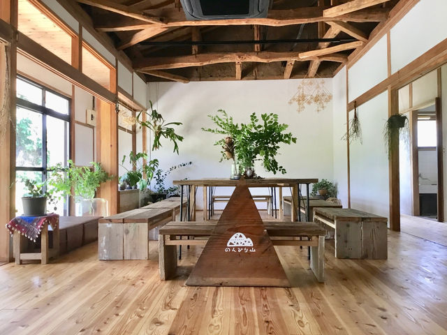 ブルーベリー摘みを終えたらREST SPACEで休憩できます。
涼しいお部屋でブルーベリースムージーやパフェが楽しめます。
_のんびり山