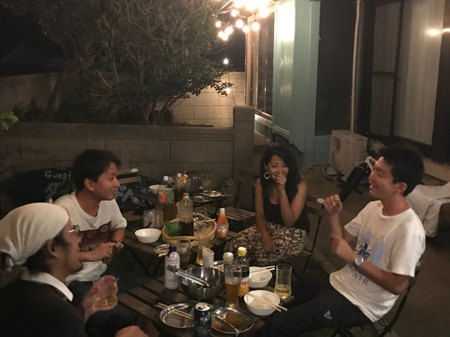 SUPの後はバーベキューやドリンクを飲みながら仲間やスタッフと一緒に体験を振り返ったり、海のお話で盛り上がりましょう!_WASSUP-WAKAYAMA SUP the SPACE-