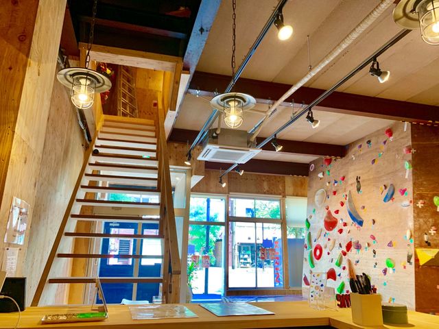 1Fはスラブ・垂壁・ショップがあります。_CAMP & CLIMBING FREAKY