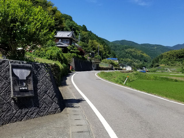 車で国道56号線から佐礼谷方面へ(県道)約3〜4分_陶房Kibi