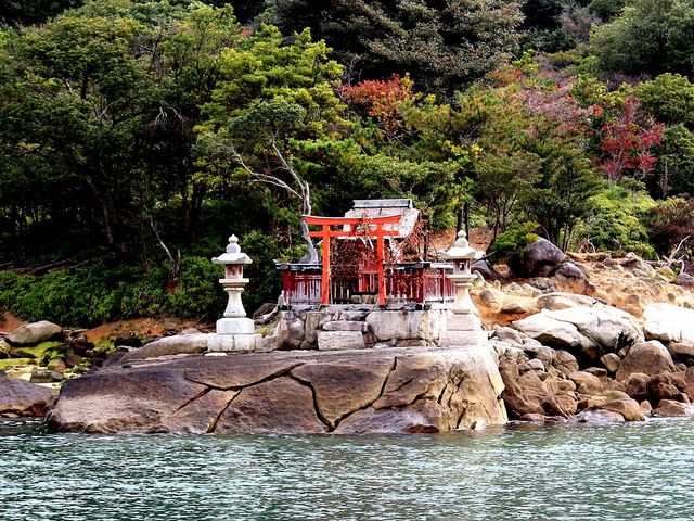 七浦神社の一つ「御床神社」_HANAIKADA 宮島海景散策 毛利丸