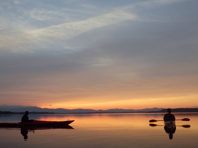 夕凪と呼ばれる、風がやむ時間に見れる夕焼け。吸い込まれそうな夕焼けです。【青森県/三沢市/小川原湖】_北三陸OUTDOORS