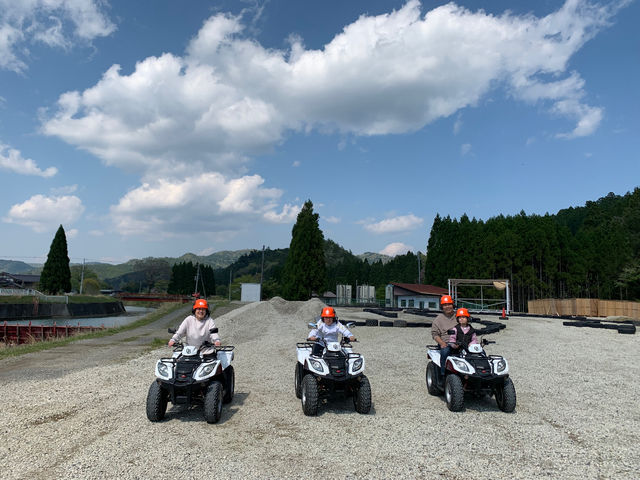 お子様バギープランでは、カートコース内で楽しめます。_京都・京北クワッドツアー
