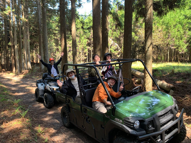 6人乗りバギーは、インストラクターが運転するので安心して山道のバギー体験が楽しめます。_京都・京北クワッドツアー