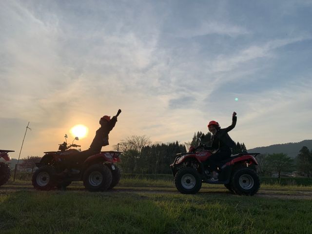 季節と時間、天気によっては沈む夕陽を望みならツアーが楽しめます_京都・京北クワッドツアー