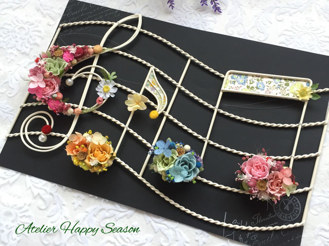 プリザーブドフラワーを使った、ト音記号や音符のアレンジです。
オーダー承っております。_Atelier Happy Season