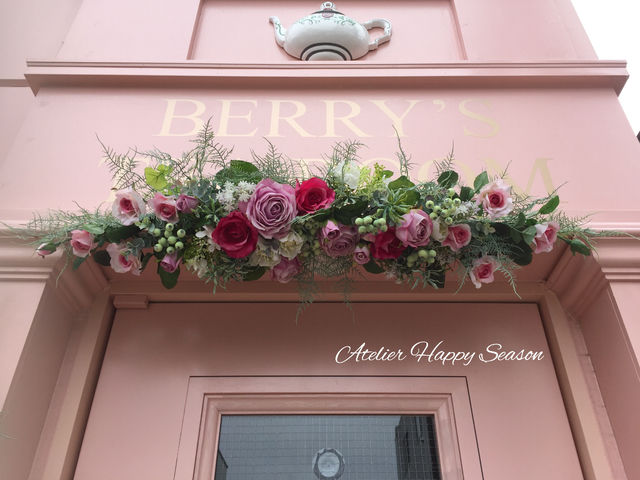 店舗ディスプレイの作品。
紅茶専門店のドア飾りです。
アーティフィシャルフラワーで作製しております。_Atelier Happy Season
