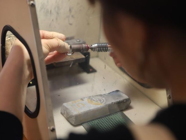 指輪の形を整えた後、研磨をして指輪をピカピカにします。_工房スミス 新潟店