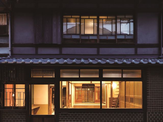 体験場所は、京都下京で120年前から残る町家を改装し、すべての壁面を漆喰で仕上げた開放感あふれる空間です。_漆喰アートhb