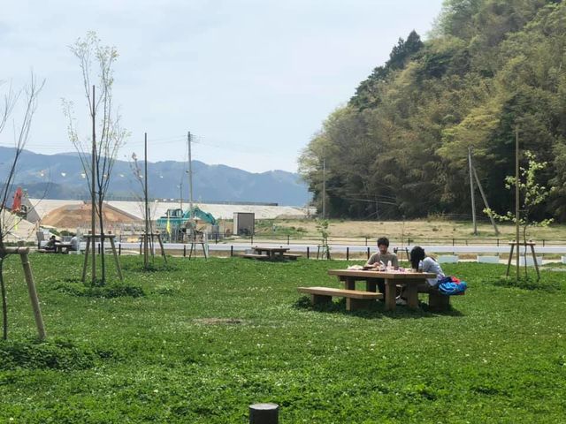 青空の下でピクニックも楽しめます。_白浜ビーチパーク