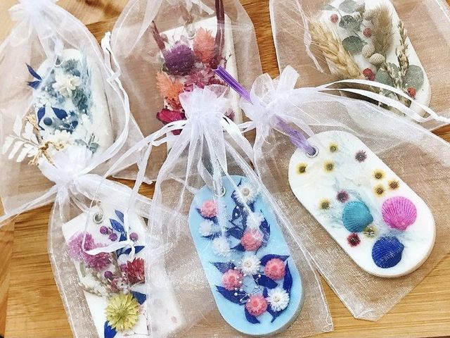 お客様作品です
好きなお花をぎゅっと詰め込んだステキな作品ですね
_アロマ雑貨店 コン・マリソル