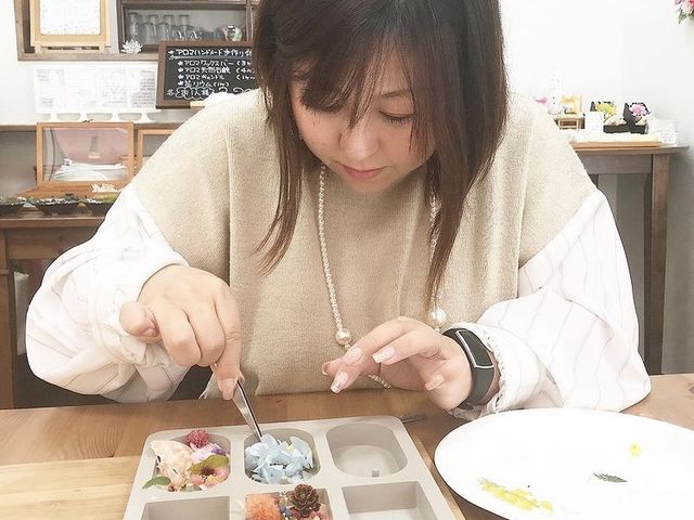 ワックスバー飾りつけのご様子
作業中は真剣です_アロマ雑貨店 コン・マリソル