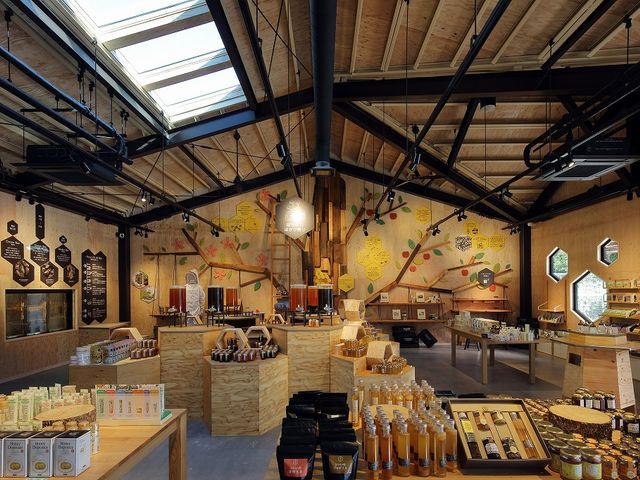 神戸養蜂場の店内もお楽しみください。_神戸養蜂場BBQ
