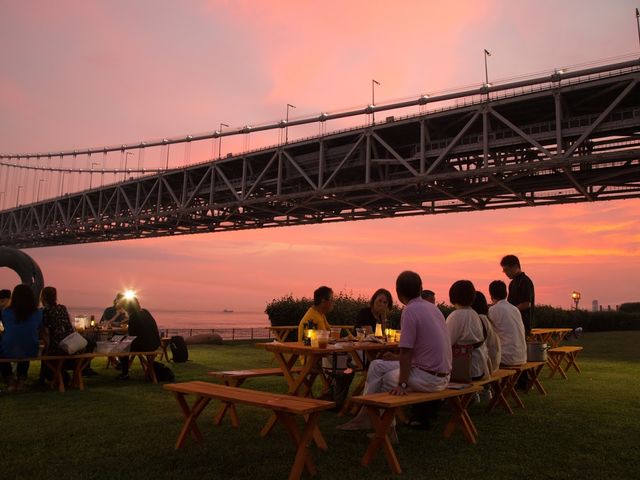 背景に明石海峡大橋と夕日を借景に楽しむBBQはココだけ!!_舞子サンセットBBQ
