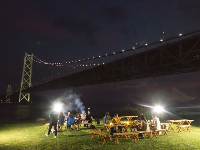 夜になると明石海峡大橋がレインボーに電飾され幻想的な背景となります。_舞子サンセットBBQ