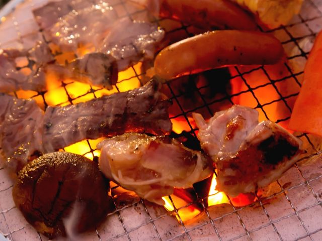 美味しいお肉や野菜をみんなでワイワイガヤガヤと楽しみながら焼く楽しみは格別。_舞子サンセットBBQ