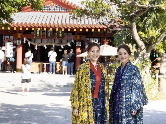 タイムトラベル【波上宮】琉球王朝時代から由緒ある波上宮。王族・士族の気分で参拝♪_沖縄琉装苑
