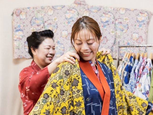専門店だから、軽くて涼しい琉装を開発し製造販売ができる。_沖縄琉装苑