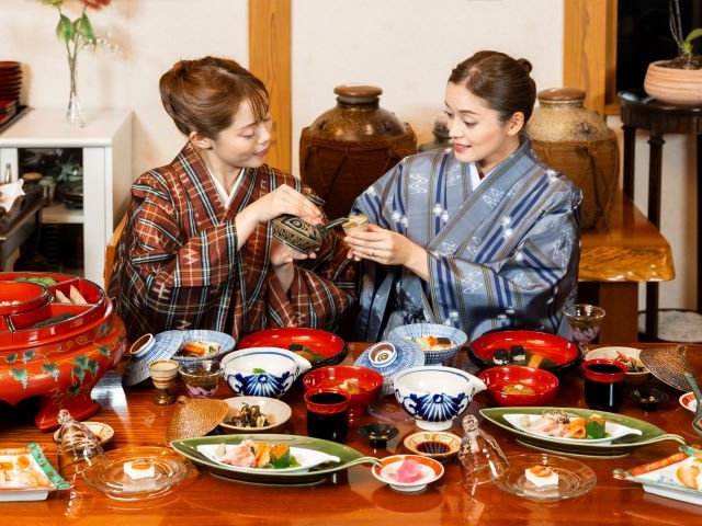 琉球の宮廷料理にお勧めは泡盛の古酒。_沖縄琉装苑