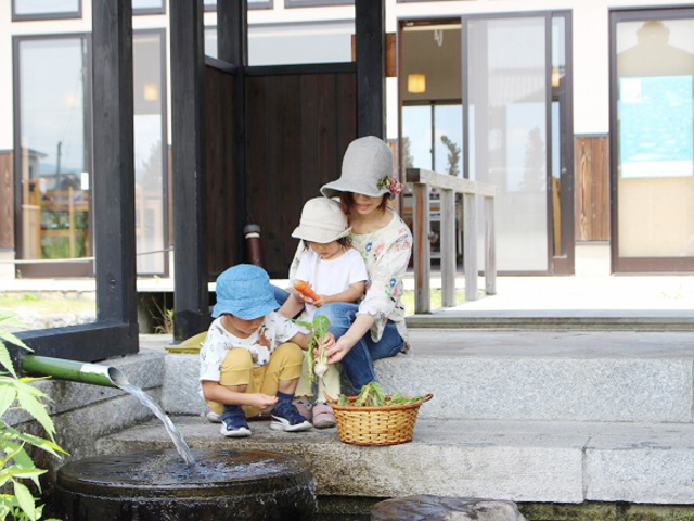 平成の湧き水100選にも選ばれた、超軟水の湧き水。この湧き水がハリエでの生活の原点であり起点です。_ラシーヌホーム針江