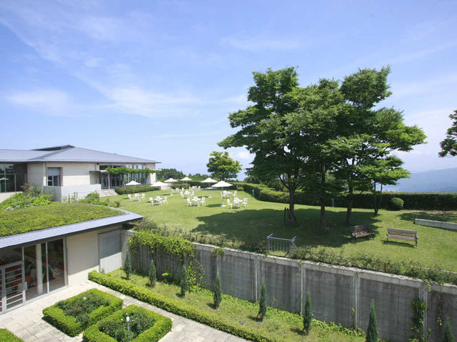 琵琶湖を一望する中庭_ロテルド比叡