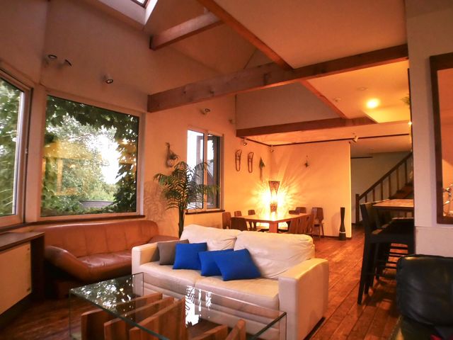 吹き抜けのある開放感たっぷりのリビング_Wonder Lodge Niseko