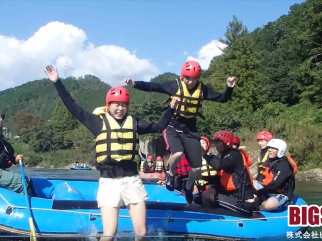 穏やかな流れの場所でボートからジャンプ!_ビックスマイル長良川ラフティング