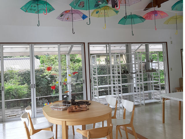 解放感のある店内では、ゆったり陶芸体験がお楽しみいただけます。_陶芸体験つきほし工房