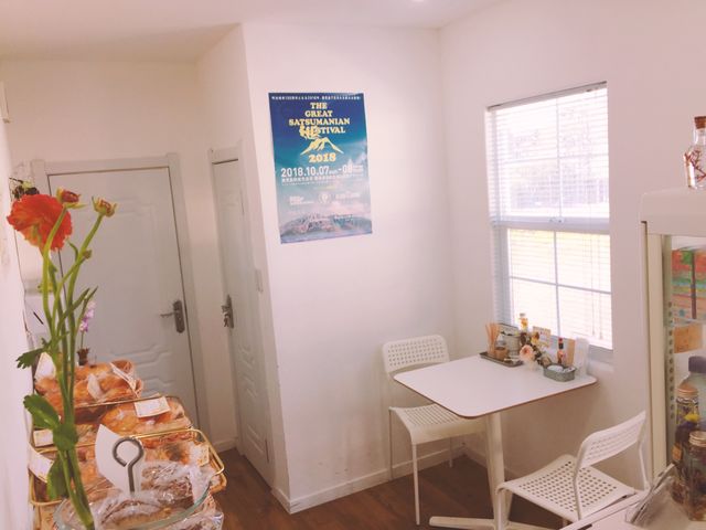 奥の扉の先は客席とトイレです_桜島コーヒー&ベーカリー