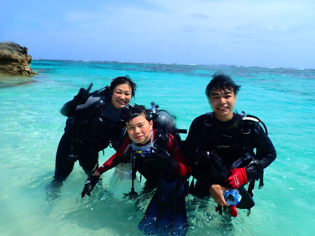 ファミリーでご参加ももちろんOK!!
家族旅行の思い出に体験ダイビング・・・最高ですよ♪_marine assist DEMI
