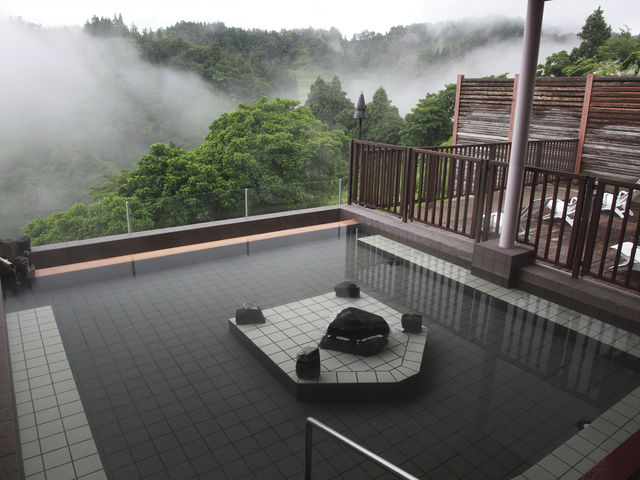 露天風呂からの景色は最高。
松之山の四季を堪能できます。_ナステビュウ湯の山