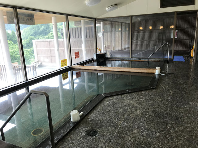内風呂は源泉掛け流し、2種類の温度帯でお楽しみ頂けます。_ナステビュウ湯の山