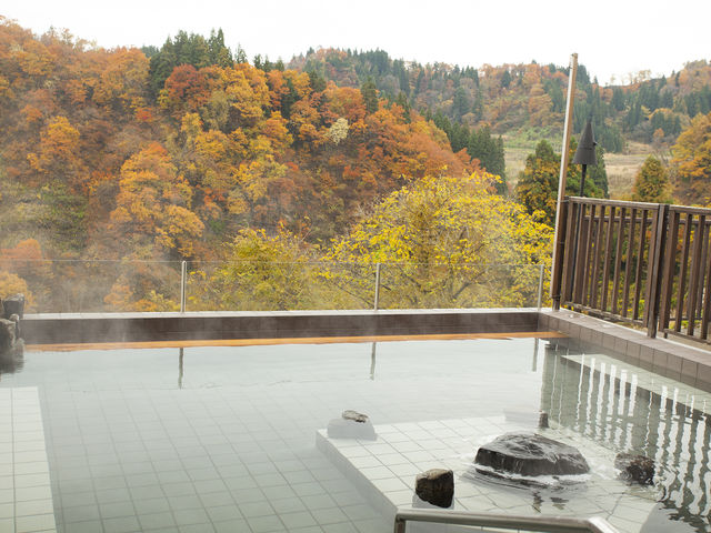 秋、露天風呂からの紅葉_ナステビュウ湯の山