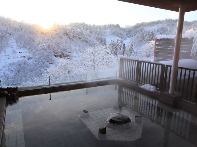 冬、露天風呂からの雪景色_ナステビュウ湯の山