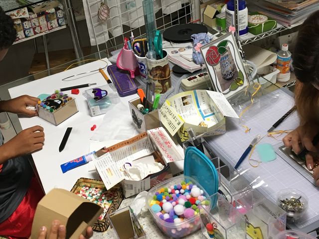 お子さんとお母さんのレッスン風景_アトリエ&教室「茉莉花(まつりか)」