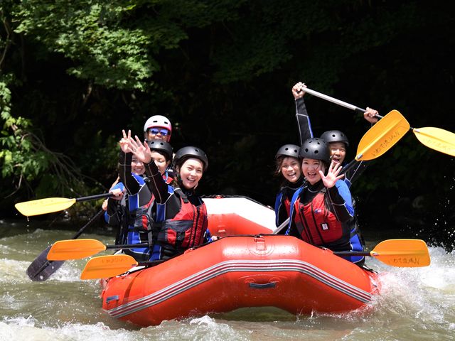 夏はラフティングツアーが人気!_奥州湖交流館