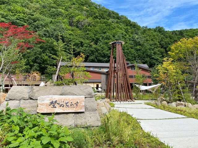 正面入り口
中央のシンボルツリーが目印です_心の里 埜ノてらす