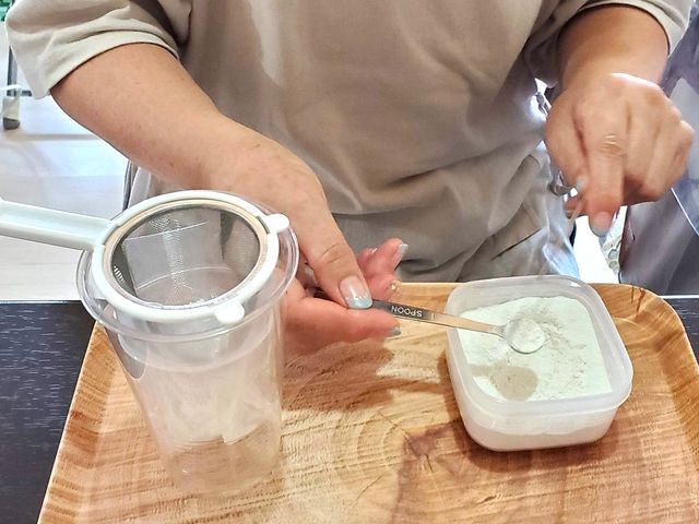 多機能ファンデーション作りは撥水撥油加工された基材を混ぜ合わせていきます。
肌にも環境にもやさしい素材です。_Pono*ALOHA