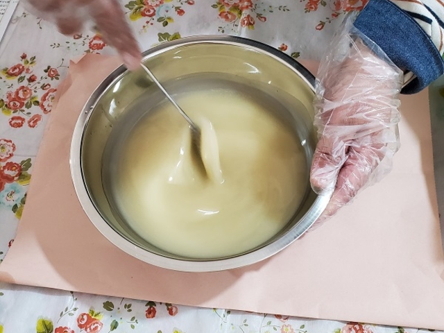 食用レベルのオイルと苛性ソーダを混ぜ合わせ赤ちゃんからも使える石鹸を作ります。_Pono*ALOHA