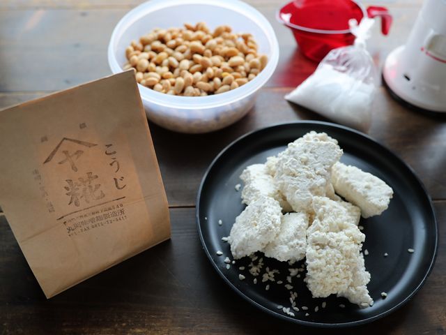 【丸岡味噌麹製造所】は、昔ながらの、むしろを使う麹づくりを守り続けています。 5代目女将が伝授する味噌づくり体験は、白味噌か赤味噌のどちらかを選択できます。_丸岡味噌麹製造所