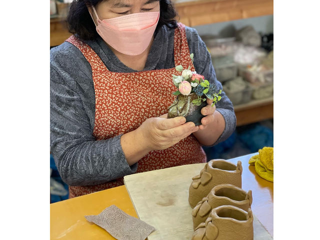 粘土を使って小さな靴の制作陶芸体験の様子です。
もうすぐご出産予定の娘さんへプレゼントされるそうです。_やよい窯
