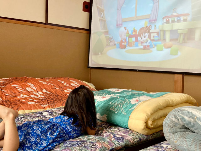 子供向けの内容も多くあるので、子供達だけでの映画大会も可能…! オーナー家族がワーケーション利用を想定して設備を整えているので、子連れにも優しい施設です!_Glamping Villa Rei