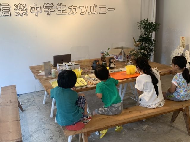 カエル絵付け体験風景_信楽中学生カンパニー