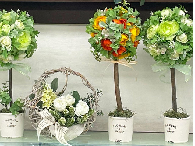 アーティフィシャルフラワーのトピアリー
ホワイトグリーンは爽やかで、オレンジイエローは元気が出ます。_Flora Yuko