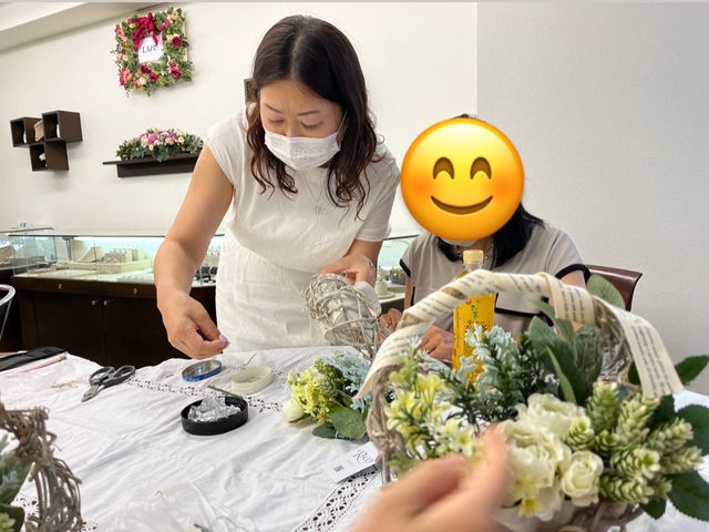 夏のナチュラルリースのレッスンです。
リボンの使い方に個性が出ています_Flora Yuko